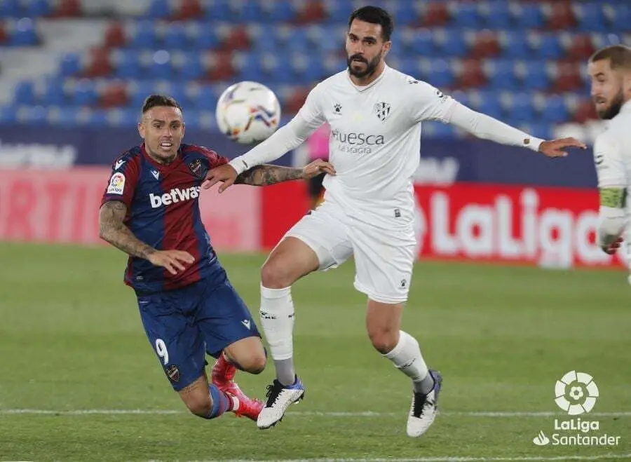 Insua frenando a Roger. | Foto: LaLiga