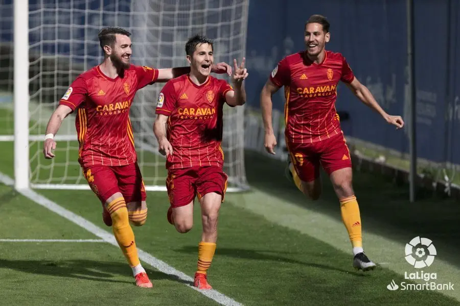Un pobre Real Zaragoza salv&oacute; los muebles con un penalti final ante el Fuenlabrada | Foto: La Liga