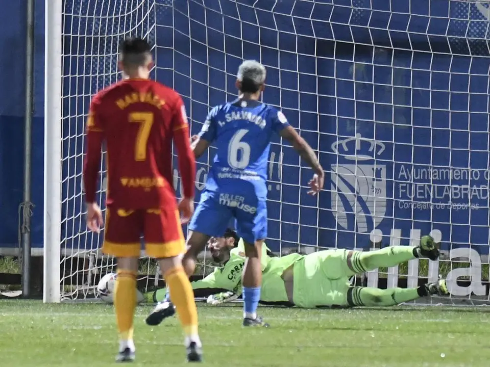 Cristi&aacute;n &Aacute;lvarez en la acci&oacute;n del penalti del Fuenlabrada. Foto: Real Zaragoza