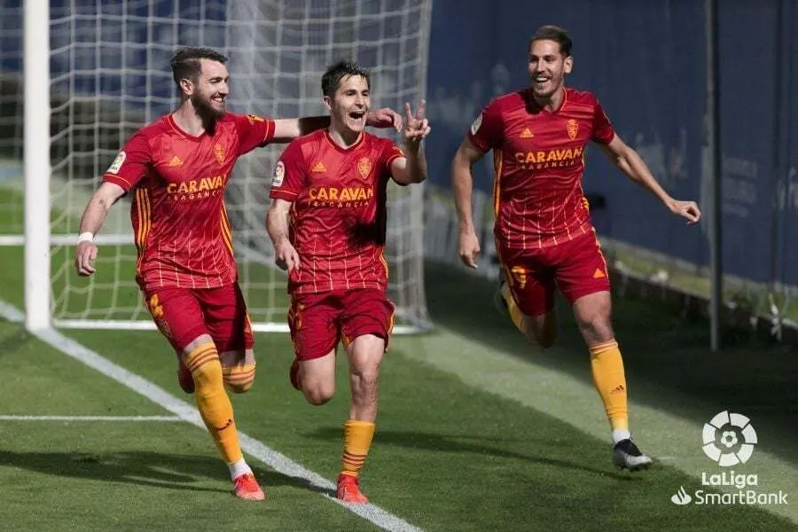 Peybernes y Alegr&iacute;a van hacia Tejero para celebrar el gol de la victoria en Fuenlabrada. Foto: LaLiga SmartBank
