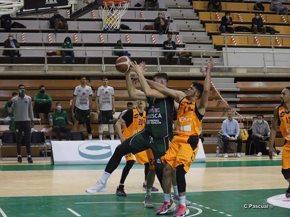 En la imagen, una jugada del Levitec Huesca - Lleida de la pasada temporada. Foto: C.Pascual