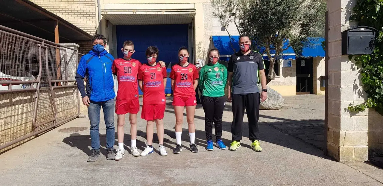 Lasaosa y Oliva escoltan a varios jugadores de la cantera del BM Huesca. Foto: BM Huesca