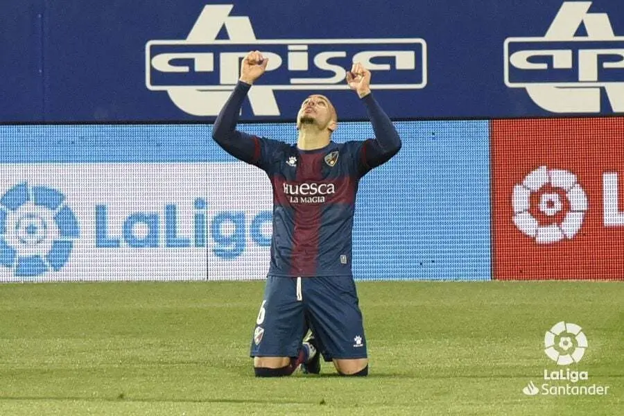 Sandro, en la imagen celebra su gol contra el Elche, quiere salir del Huesca. | Foto: LaLiga