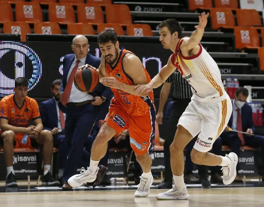 Brussino defiende a Kalinic en el partido de ida. Foto: ACB