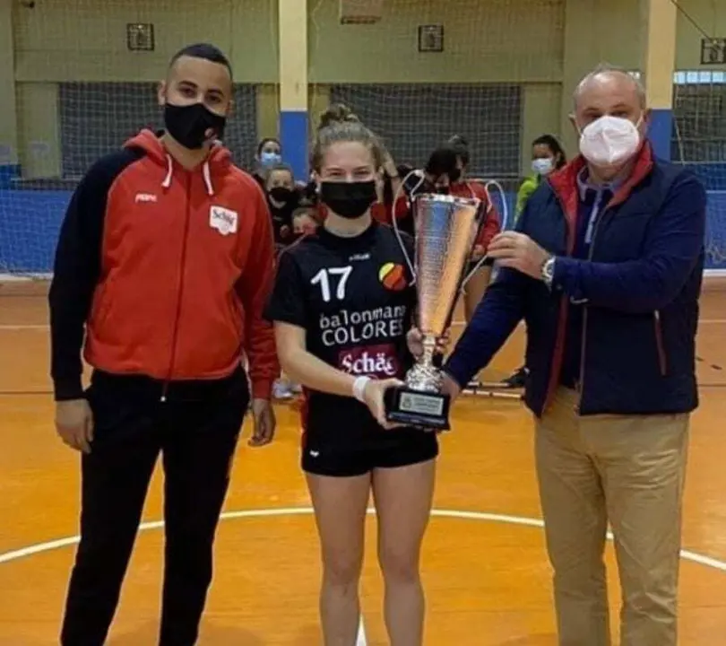 Elena Miguel recibe la Copa. Foto: Sch&auml;r Colores Zaragoza