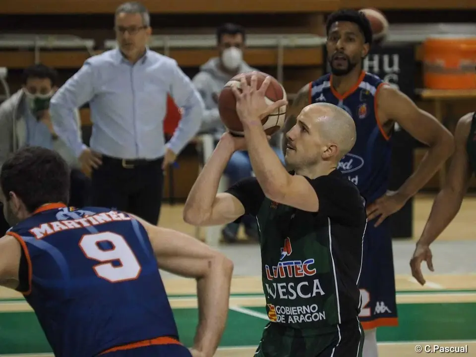 Kimbal Mackenzie se dispone a lanzar un tiro libre ante Burgos. Foto: C. Pascual