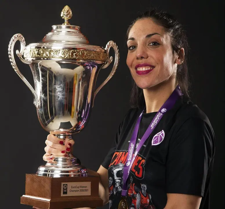 Cristina Ouvi&ntilde;a con la copa de la Eurocup. | Foto: Valencia Basket