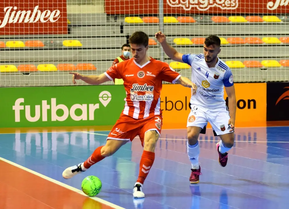 &Oacute;scar Villanueva presiona a un rival. Foto: Jimbee Cartagena
