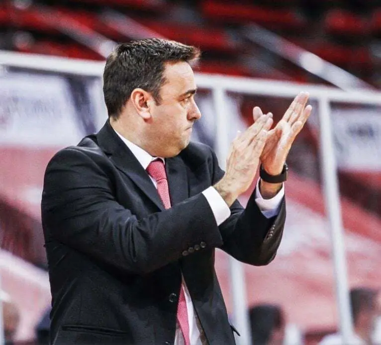 Sergio Lam&uacute;a aplaude una acci&oacute;n del equipo. Foto: Esther Casas/Casademont Zaragoza