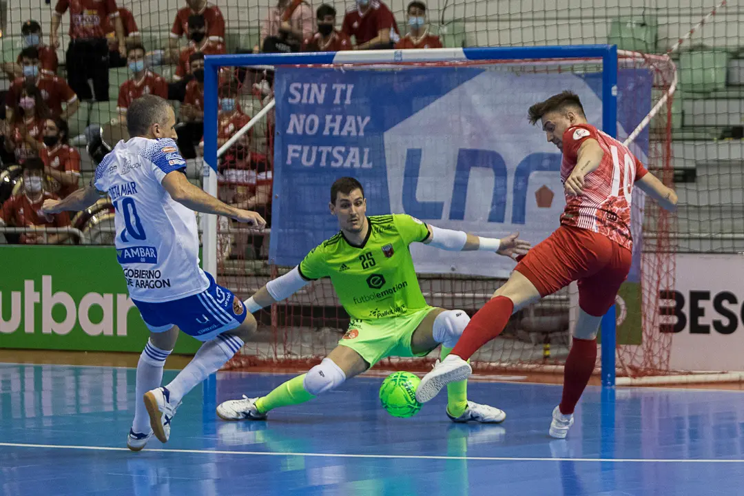 Iv&aacute;n Bernad intenta tapar un lanzamiento. Foto: ElPozo Murcia