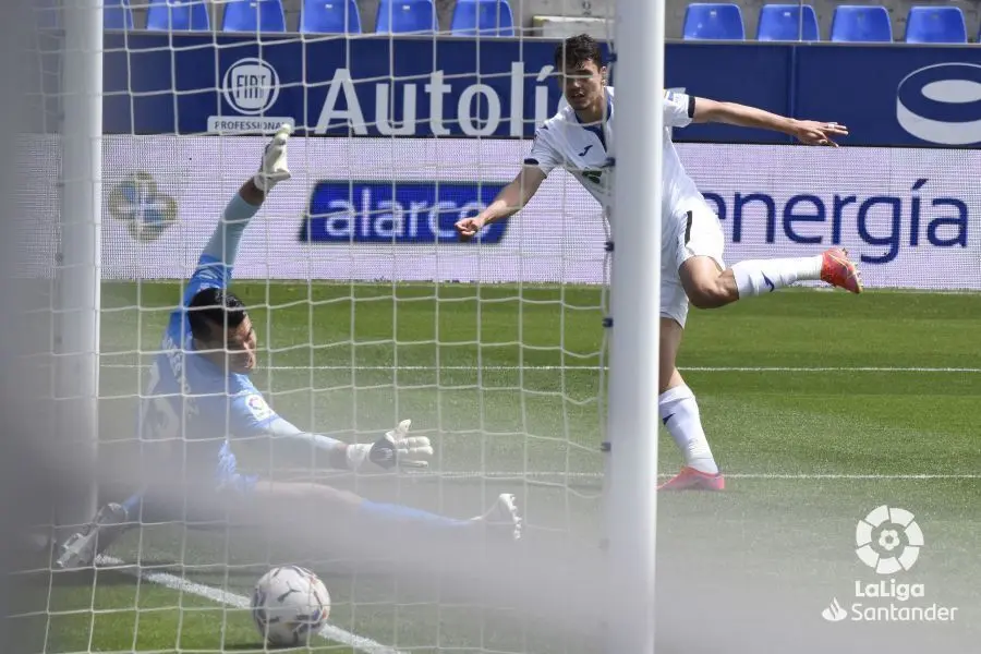 &Uuml;nal, en el primero de sus dos goles en el Huesca-Getafe de El Alcoraz. Foto: LaLiga