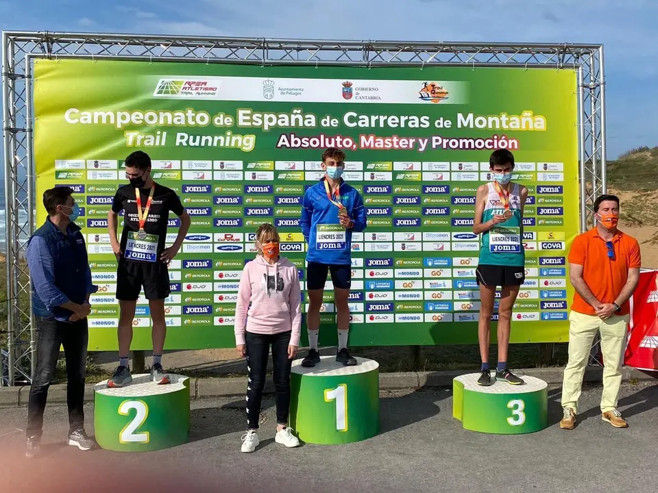 Alvaro Osanz en el podio del Nacional de Trail Running. Foto: Federaci&oacute;n Aragonesa Atletismo
