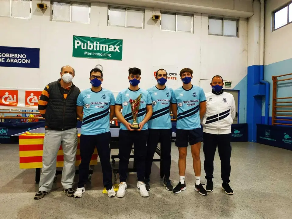 Los jugadores del Grupo Tarema 'A' con el triunfo que les acredita como campeones de la Liga. Foto: Cedida