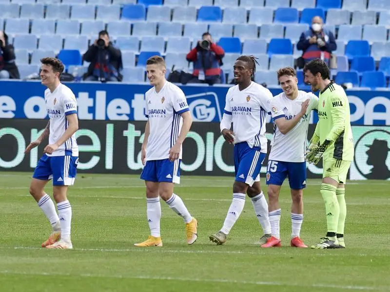La defensa del Real Zaragoza al final del encuentro ante la UD Almer&iacute;a. Foto: Real Zaragoza