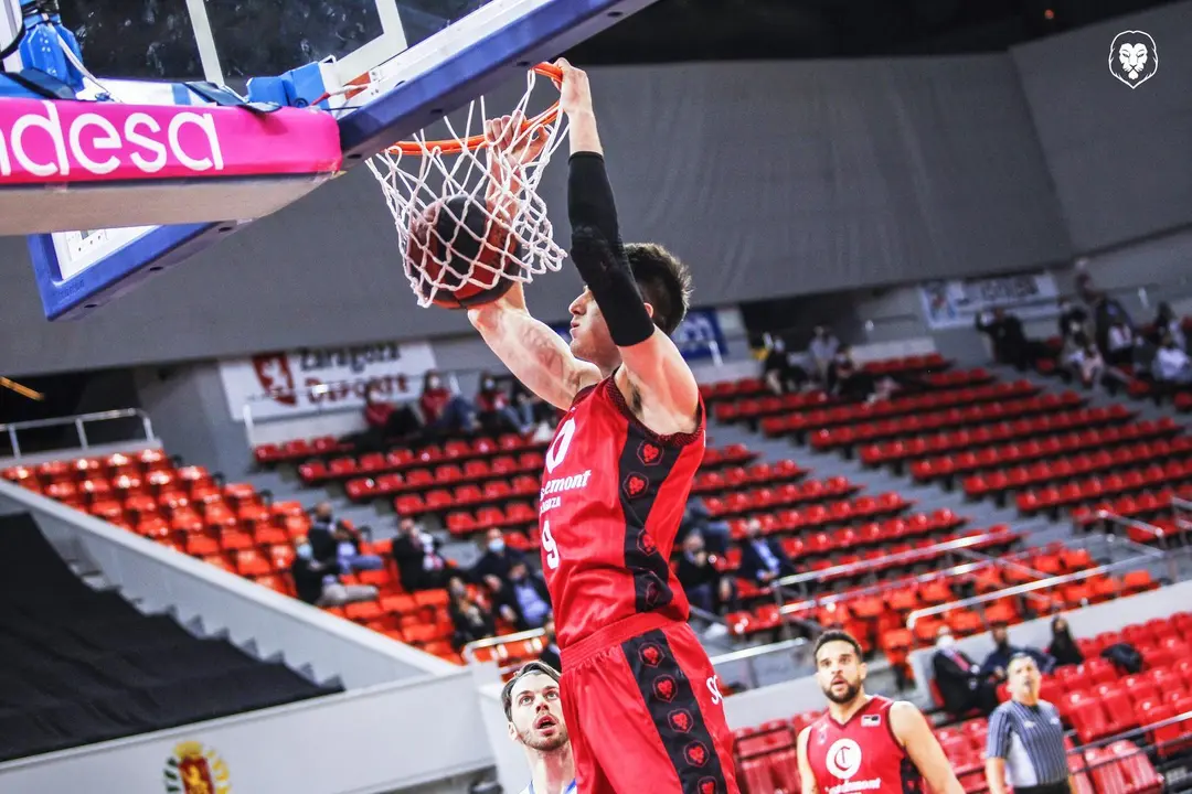 Nicol&aacute;s Brussino machaca uno de los aros del Pabell&oacute;n Pr&iacute;ncipe Felipe // Foto: Basket Zaragoza