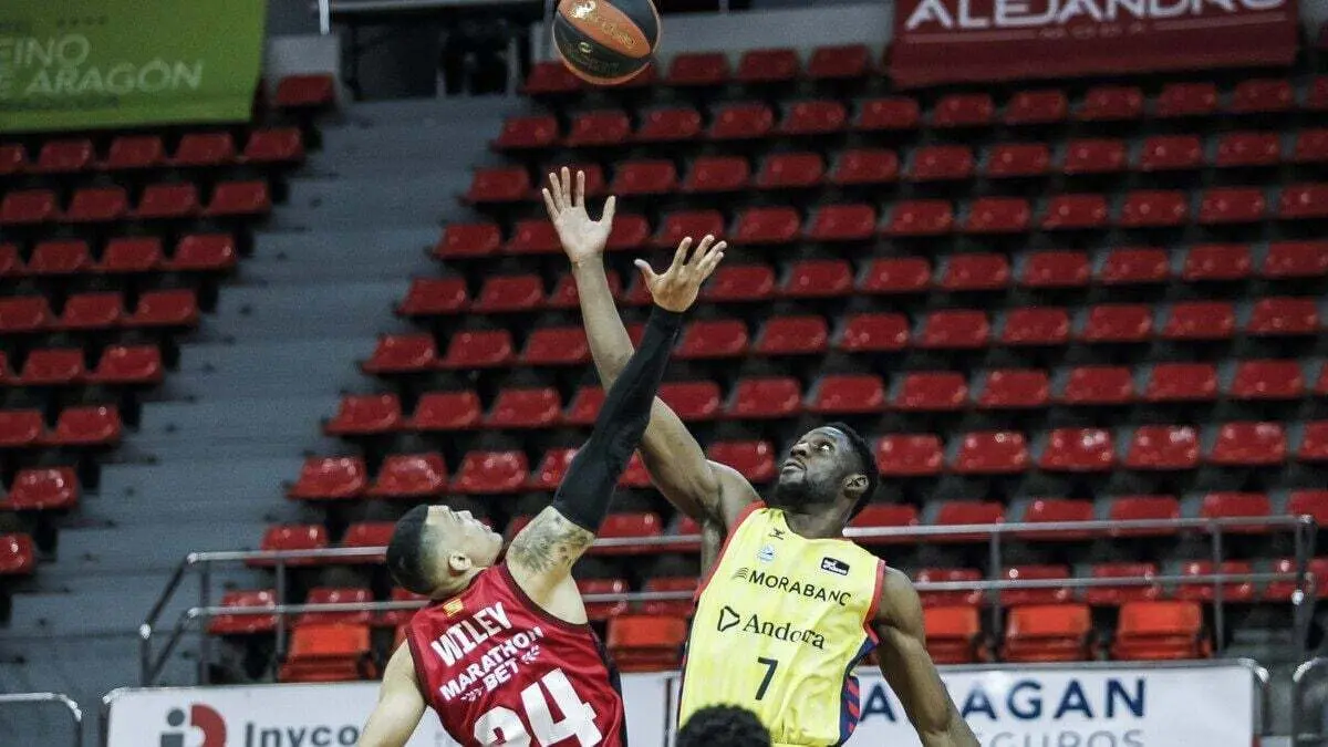 Jacob Wiley, en el salto inicial. Foto: ACB