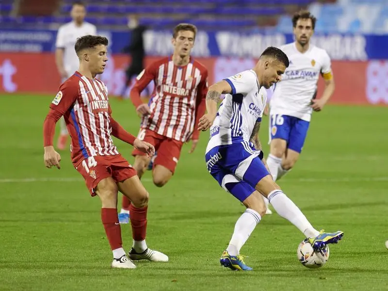 Juanjo Narv&aacute;ez protege un bal&oacute;n ante el Sporting. Foto: Real Zaragoza
