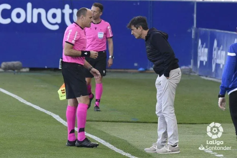 Pacheta, hablando con Mateu Lahoz. | Foto: LaLiga