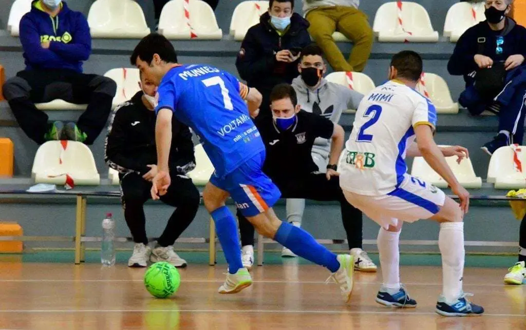 Muniesa se lleva el bal&oacute;n en una acci&oacute;n del partido. Foto: Andrea Royo L&oacute;pez