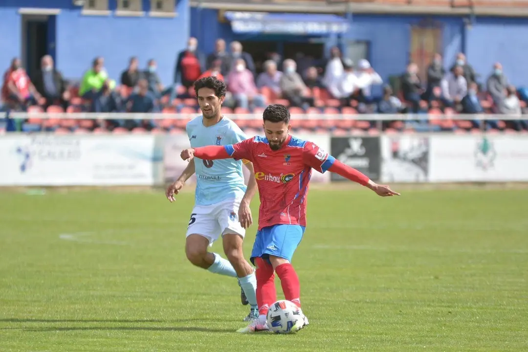 Choque entre el CD Teruel y el CD Brea. | Foto: CD Teruel