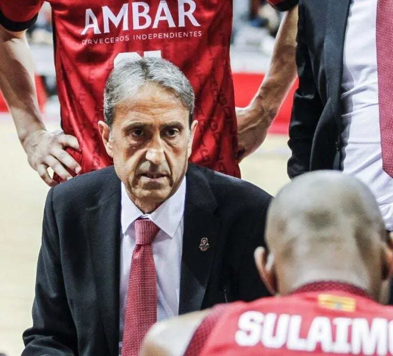Luis Casimiro observa fijamente a Sulaimon. Foto: Esther Casas/Casademont Zaragoza
