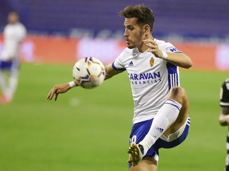 &Aacute;lex Alegr&iacute;a controla un bal&oacute;n ante el FC Cartagena. Foto: Real Zaragoza