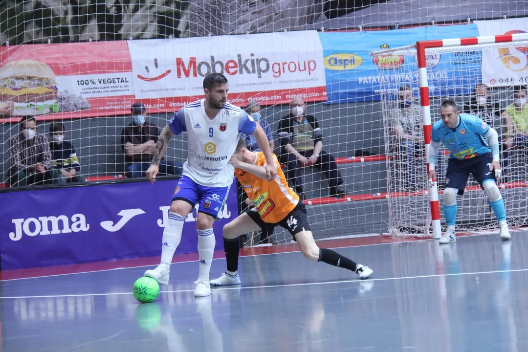 Juanqui controla de espaldas un bal&oacute;n. Foto: Ribera Navarra