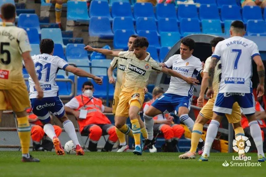 Zapater y Puado, en el centro de la imagen, en el Real Zaragoza - Espanyol. Foto: LFP