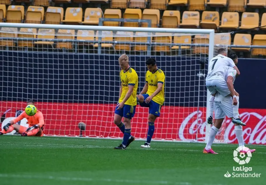Ferreiro abraza a Rafa Mir tras el golazo del murciano que no sirvi&oacute; para sacar algo positivo de C&aacute;diz. Foto: LFP