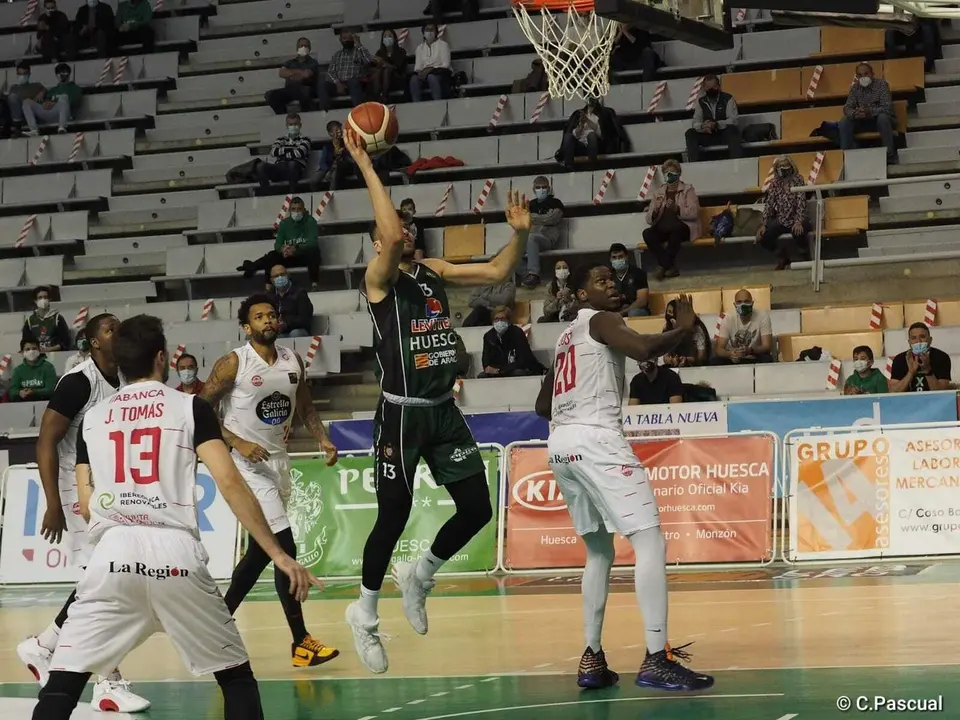 Ram&oacute;n Vil&agrave;, contundente en el rebote y cerca del aro. Foto: C. Pascual