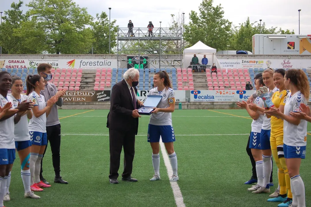 El Zaragoza CFF le hace pasillo a Nora S&aacute;nchez en su homenaje antes del partido ante el CD Parquesol. Foto: Zaragoza CFF