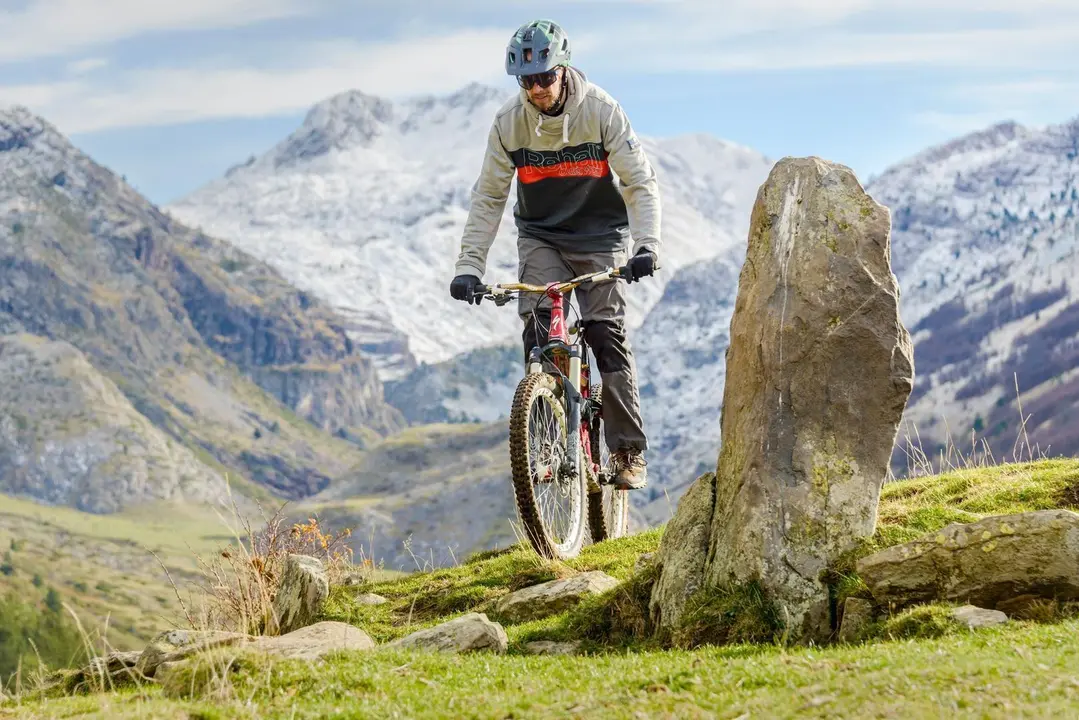 Un biker en el sector Oza-Guarrinza de Los Valles On Bike. Foto: Cedida