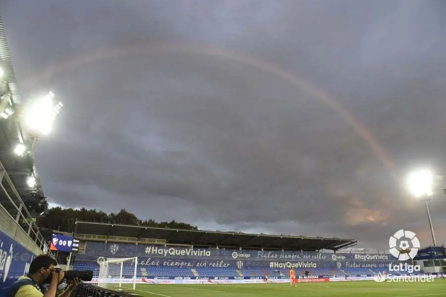 Arco iris de felicidad en El Alcoraz con la victoria del Huesca sobre el Athletic. Foto: LFP