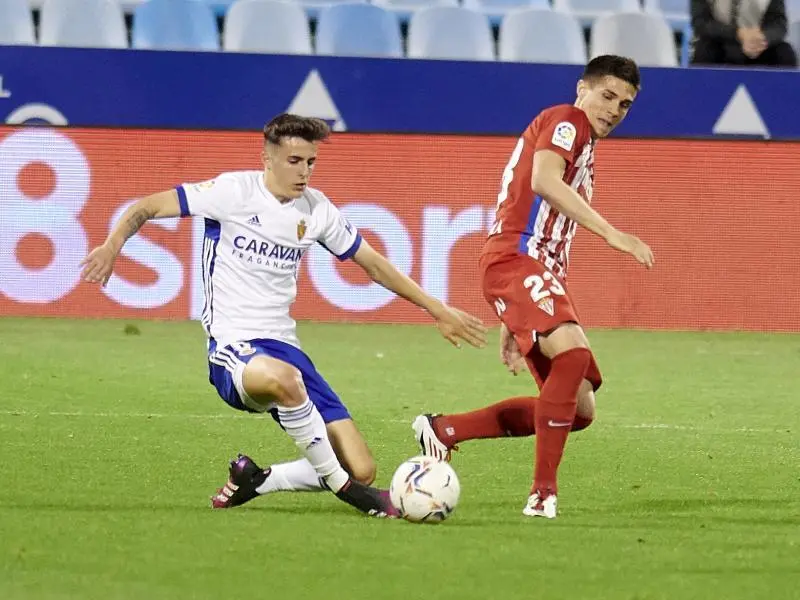 Alejandro Franc&eacute;s pelea un bal&oacute;n en el partido ante el Sporting de Gij&oacute;n. Foto: Tino Gil / Real Zaragoza