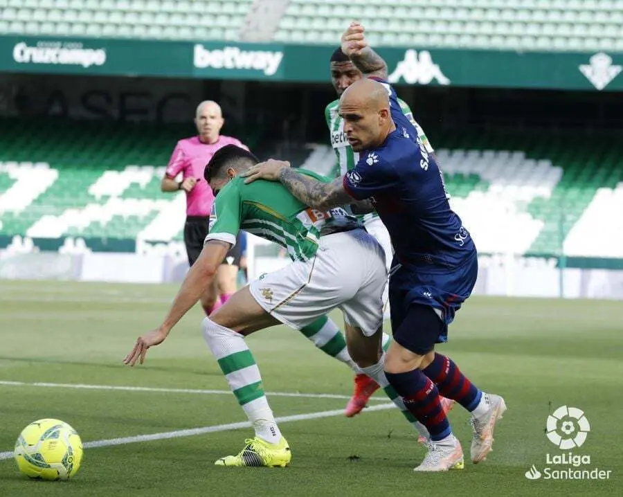 Sandro intenta disputar un bal&oacute;n. | Foto: LaLiga
