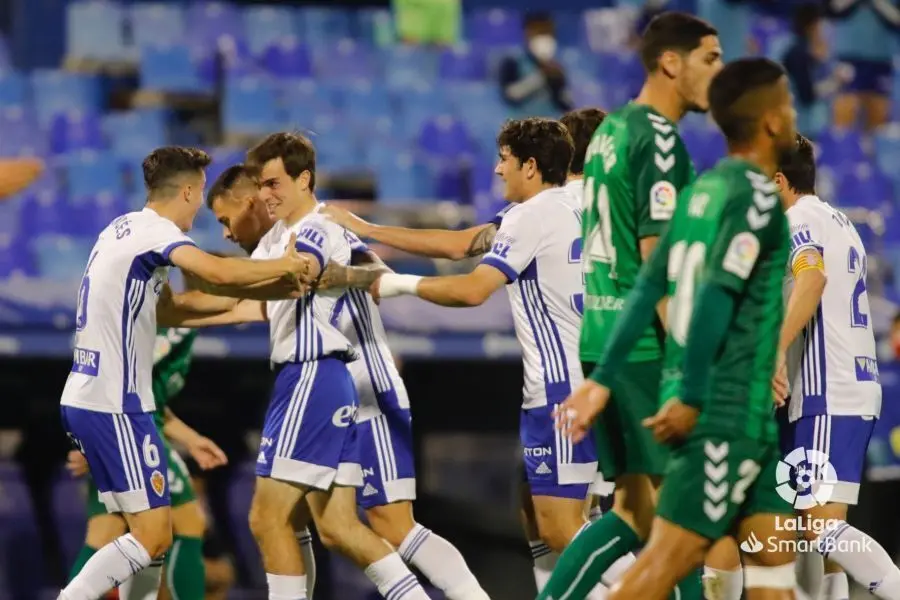 Francho durante una jugada a bal&oacute;n parado. | Foto: LaLiga