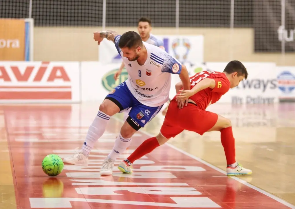 Juanqui se lleva un bal&oacute;n. Foto: Jorge Vicioso