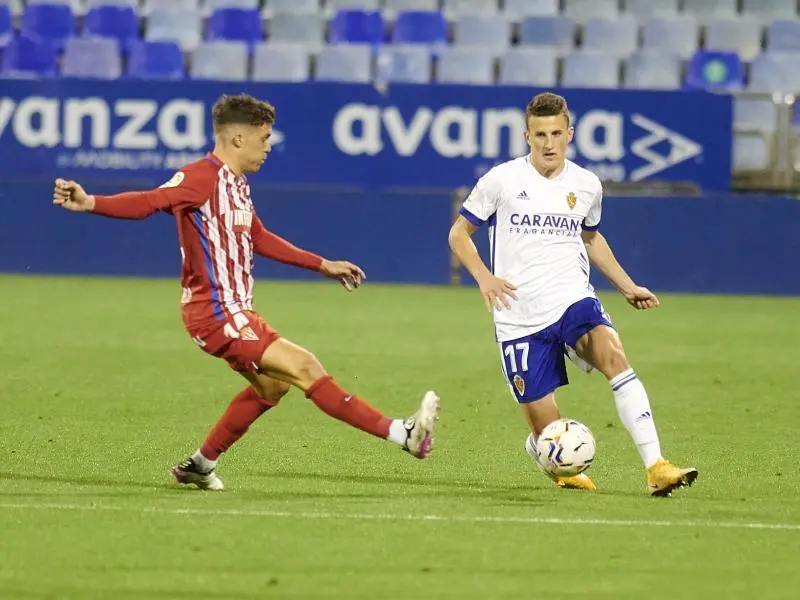 El Zaragocista Carlos Nieto pelea un bal&oacute;n ante el Sporting de Gij&oacute;n. Foto: Real Zaragoza