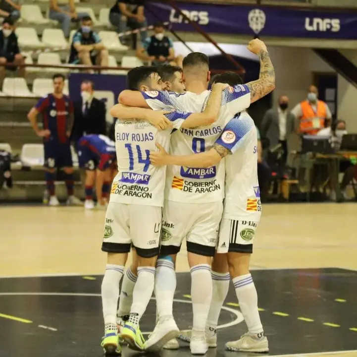Los jugadores se abrazan tras sellar el pase a Play Off: Foto: Levante UD