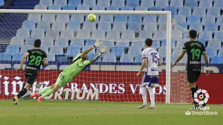 &Aacute;lvaro Rat&oacute;n recibe gol de falta de Juan Mu&ntilde;oz. Foto: La Liga Smartbank