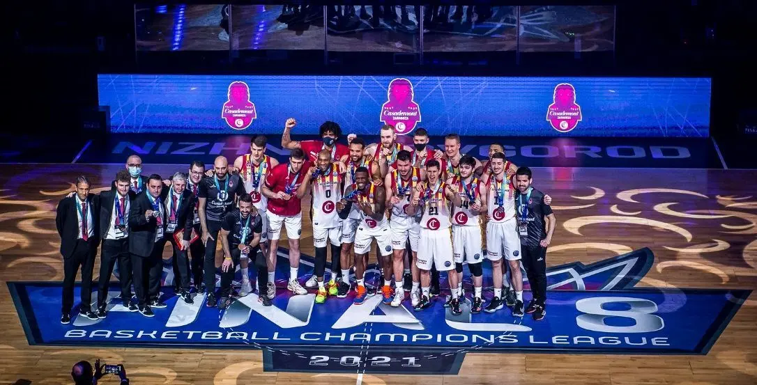 La plantilla y cuerpo t&eacute;cnico, en la ceremonia de medallas de BCL 2021. Foto: FIBA
