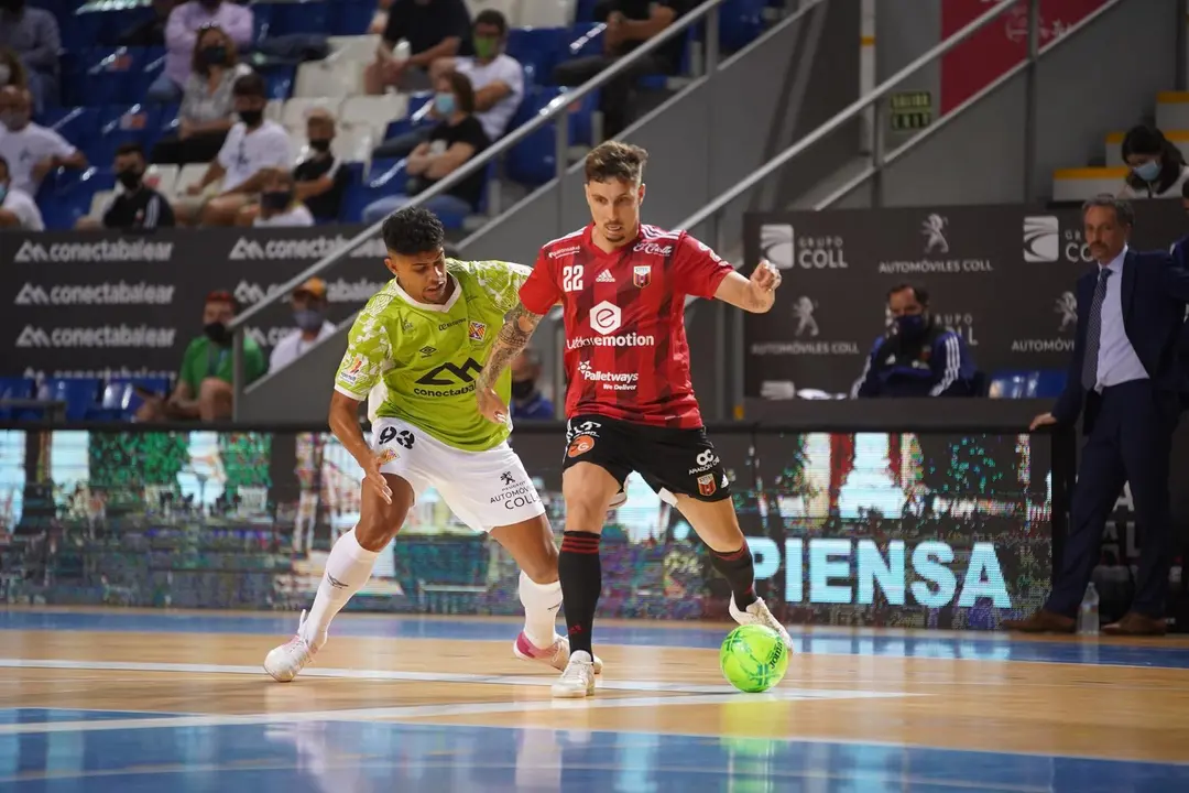 Jamur, defendido por Vilela. Foto: Palma Futsal