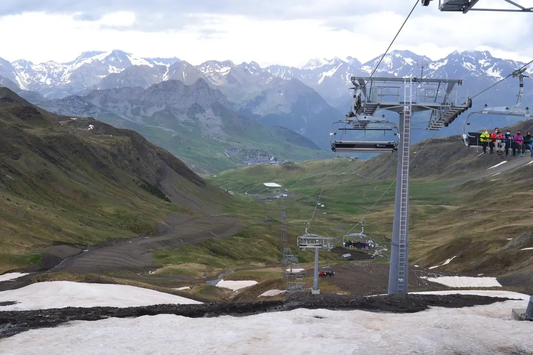 Imagen de la nueva silla en el sector Izas de la estaci&oacute;n de Formigal-Panticosa donde tambi&eacute;n se construye otra silla. Foto: Sportaragon