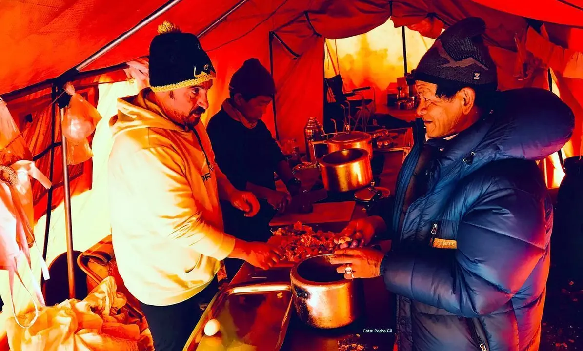 Eneko Garamendi en la cocina del CB del Manaslu. Foto: Cedida