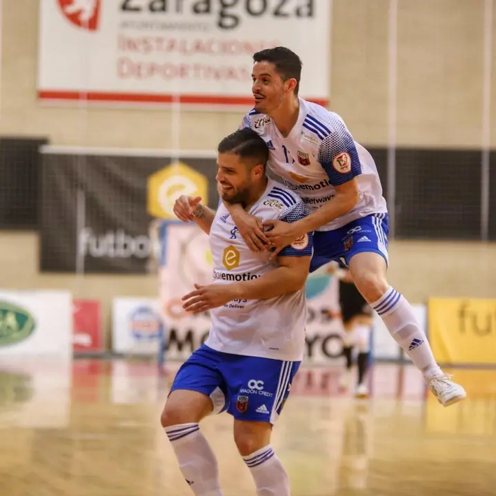Dian Luka y Juanqui celebran el primer gol. Foto: Jorge Vicioso