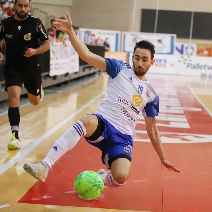 Santi Basile se estira para salvar un bal&oacute;n. Foto: Jorge Vicioso