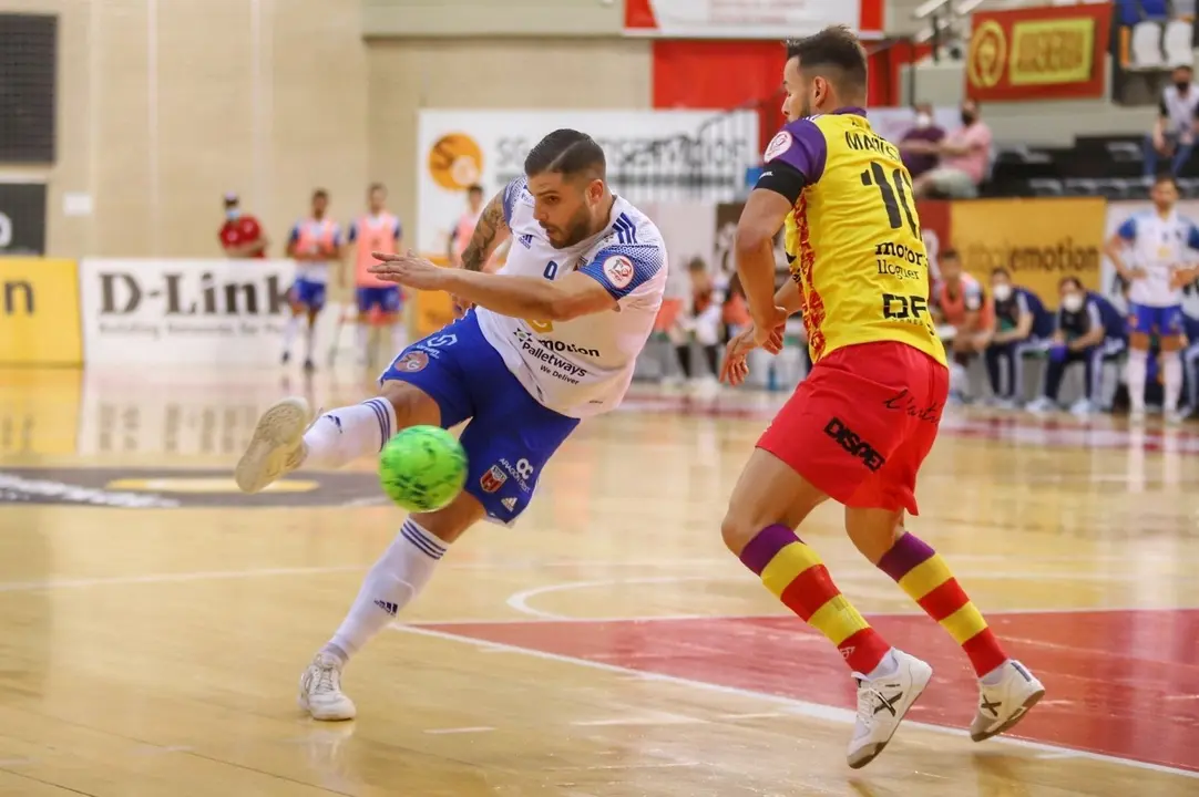 Juanqui golpea al bal&oacute;n en el partido del s&aacute;bado. Foto: Jorge Vicioso