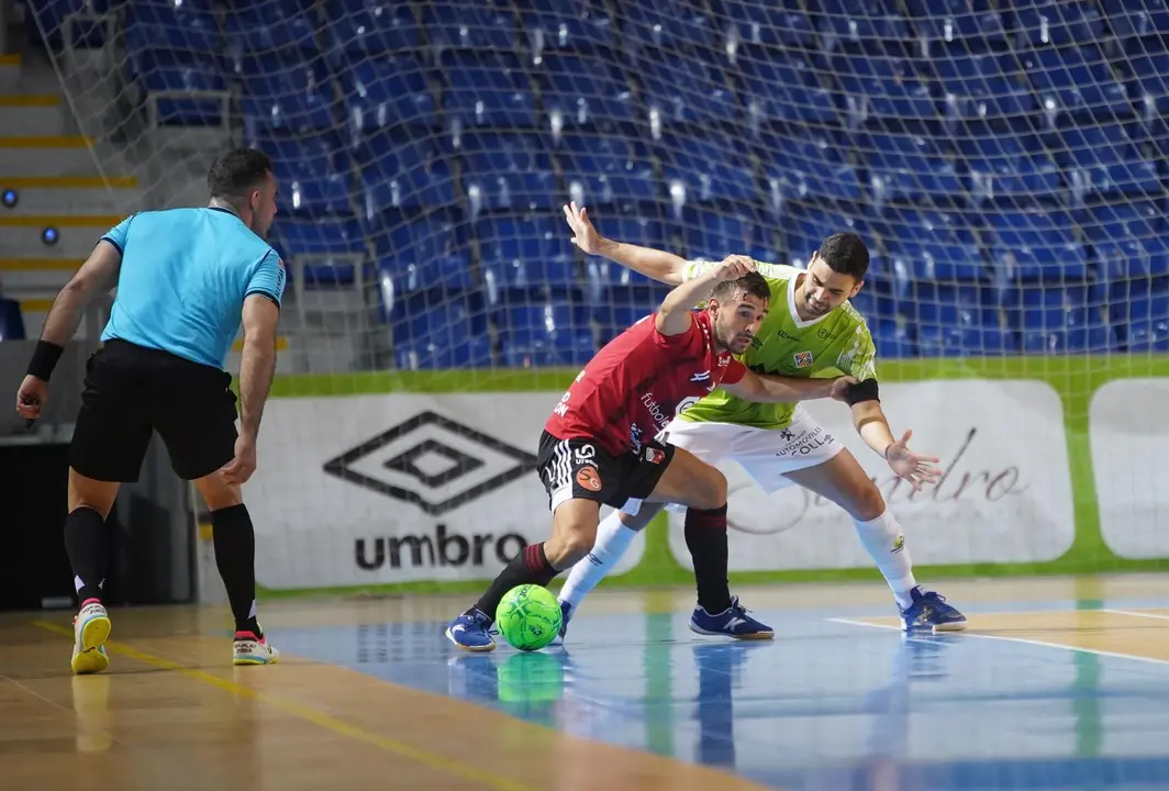 &Oacute;scar Villanueva protege un bal&oacute;n. Foto: Palma Futsal