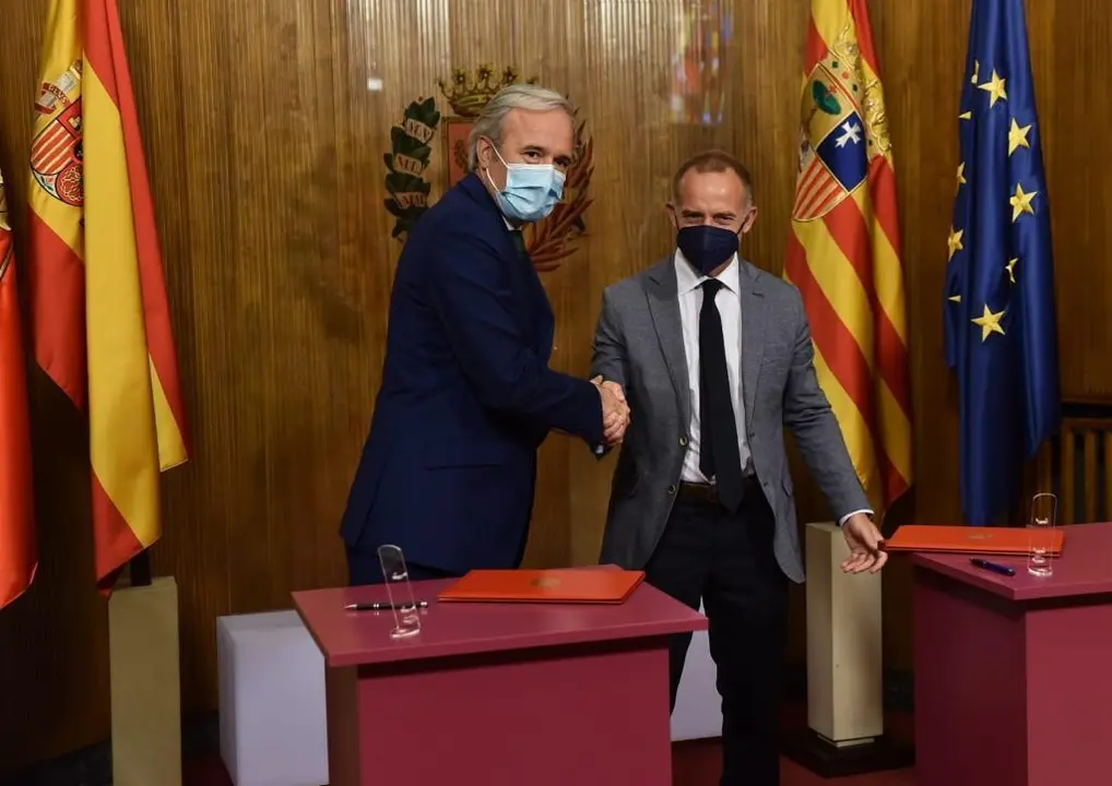 Firma del convenio para el impulso del f&uacute;tbol femenino entre Real Zaragoza y Ayuntamiento. Foto: Ram&oacute;n Comet