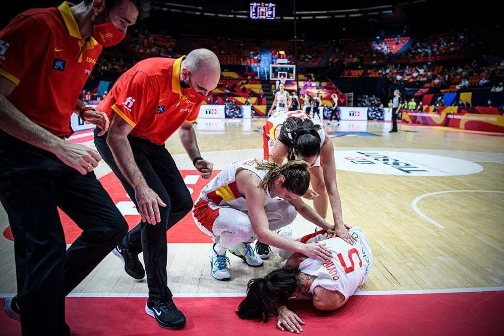 Cristina Ouvi&ntilde;a, tras el duro golpe recibido. Foto: FIBA